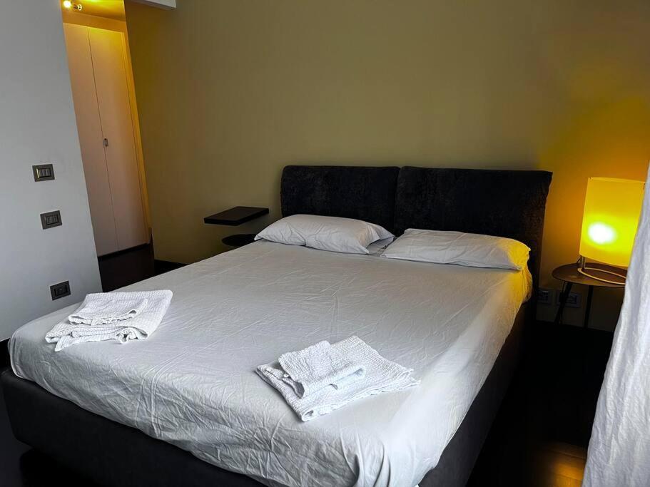 Sandra Flexyrent Wifi Charming Apt In Ticinese Milan Luaran gambar